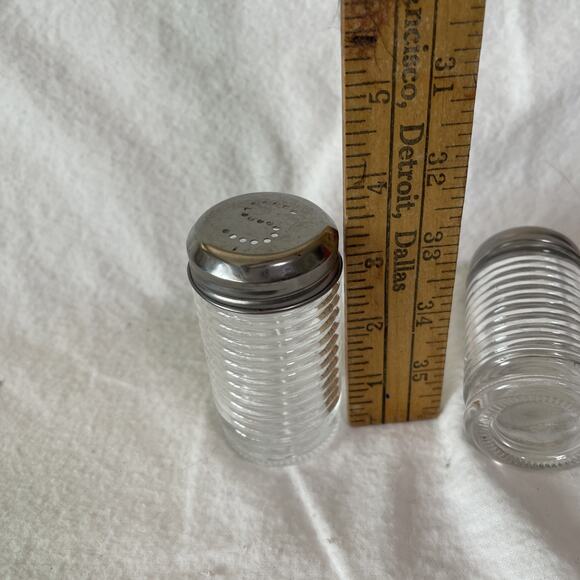 Salt And Pepper Shaker Set Glass Kitchen Screw Cap - Picture 5 of 5